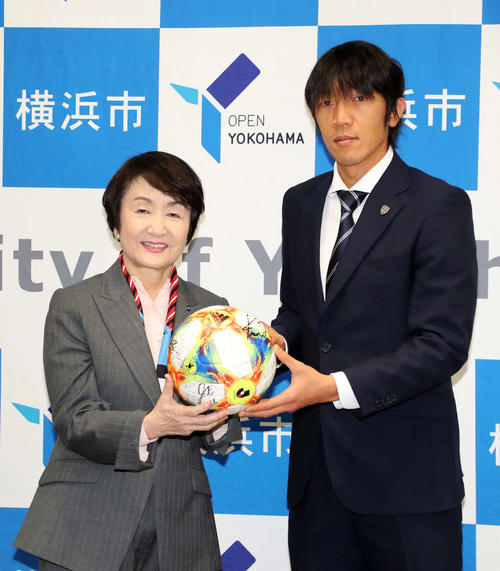 写真に納まる林横浜市長と横浜FC中村（撮影・鈴木正人）