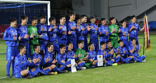 全国高校サッカー福岡大会で優勝した筑陽学園の選手たち（撮影・菊川光一）