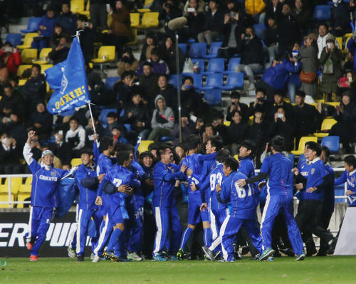 全国高校サッカー福岡大会で優勝し、応援団と喜ぶ筑陽学園の選手たち（撮影・菊川光一）
