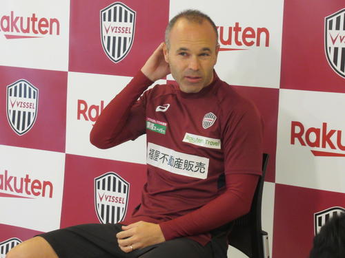 合同インタビューに応じる神戸MFイニエスタ（撮影・実藤健一）