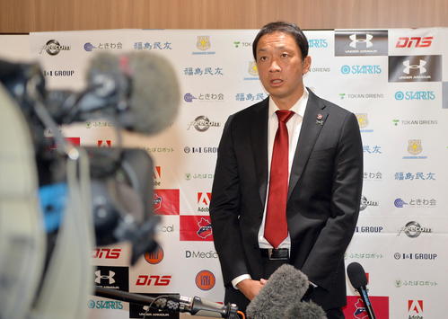 JFL昇格正式決定の会見を行う、いわきFC大倉社長（撮影・鎌田直秀）