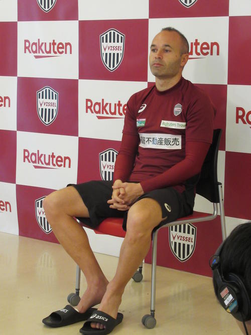 合同インタビューに応じる神戸MFイニエスタの右足にテーピングがちらり（撮影・実藤健一）