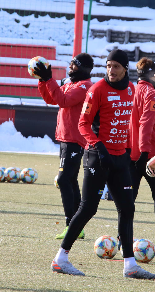 2ケタ得点まであと1点の札幌FWロペス（左）とFWジェイ（撮影・保坂果那）
