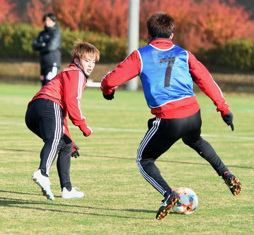 粘り強い守備を見せる仙台DF永戸（左）（撮影・山田愛斗）