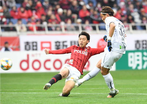 浦和対G大阪　前半、ゴールを奪うG大阪FW宇佐美（右）（撮影・山崎安昭）