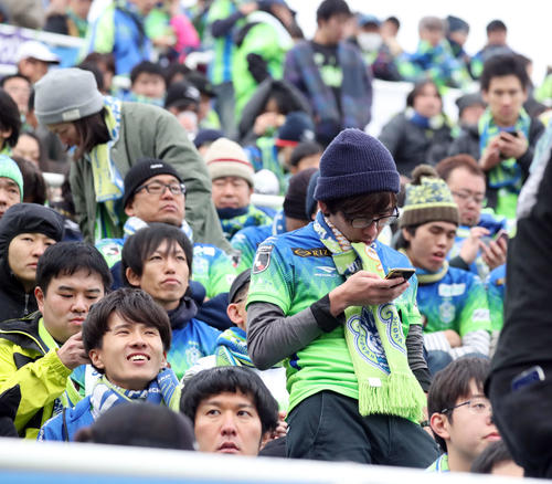 松本対湘南　ハーフタイム、他会場の経過を気にする湘南サポーター（撮影・垰建太）