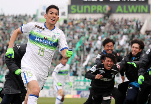 松本対湘南　後半、ゴールを決めサポーターの方へ駆け出す湘南MF野田（左）（撮影・垰建太）