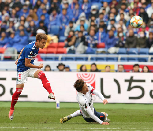 横浜対東京　前半、先制ゴールを決める横浜DFティーラトン（撮影・河野匠）