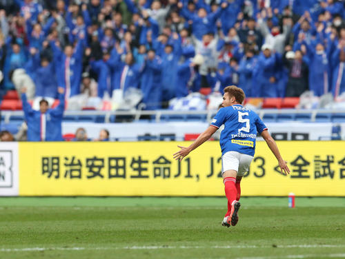 横浜対東京　前半、先制ゴールを決め駆け出す横浜DFティーラトン（撮影・河野匠）