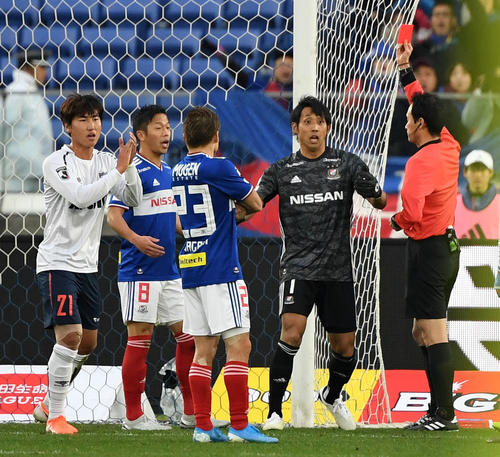 横浜対東京　後半、退場となる横浜GK朴（右から2人目）（撮影・横山健太）