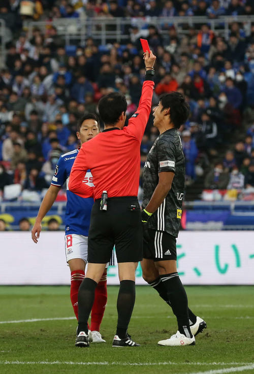 横浜対東京　後半、退場処分を受ける横浜GK朴一圭（撮影・河野匠）