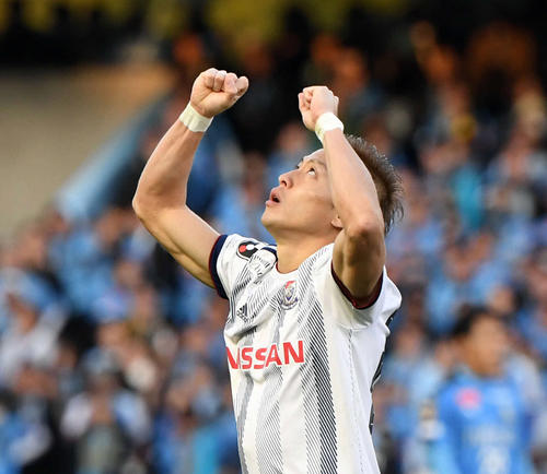 川崎Fに勝利しガッツポーズの横浜FW仲川輝人（2019年11月30日撮影）
