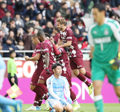前半、神戸FWポドルスキ（左端）がゴールを決め、祝福する神戸イレブン（撮影・前田充）