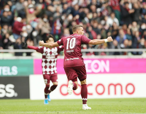 神戸対磐田　前半、ゴールを決め駆けだす神戸FWポドルスキ（撮影・前田充）