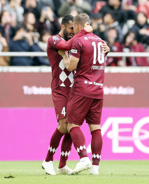 神戸対磐田　前半、ゴールを決めた神戸FWポドルスキ（右）を祝福するFWビジャ（撮影・前田充）