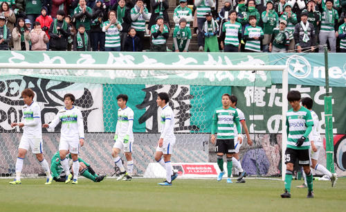 松本対湘南　同点で前半を終え、ロッカーに引き揚げる両チームの選手たち（撮影・垰建太）