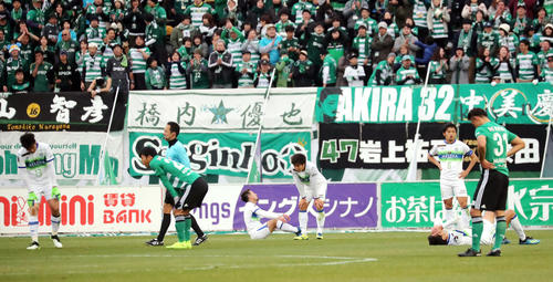 松本対湘南　同点で試合終了となり肩を落とす湘南の選手たち（白）（撮影・垰建太）