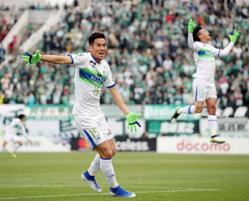 松本対湘南　後半、ゴールを決めサポーターの方へ駆け出す湘南FW野田（左）（撮影・垰建太）