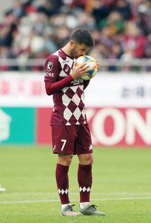 後半、PKを蹴る前にボールにキスする神戸FWビジャ（撮影・前田充）