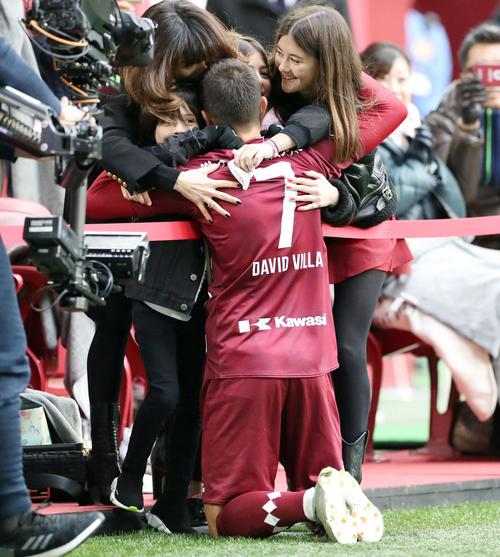 後半、PKでゴールを決め、家族に祝福される神戸FWビジャ（撮影・前田充）