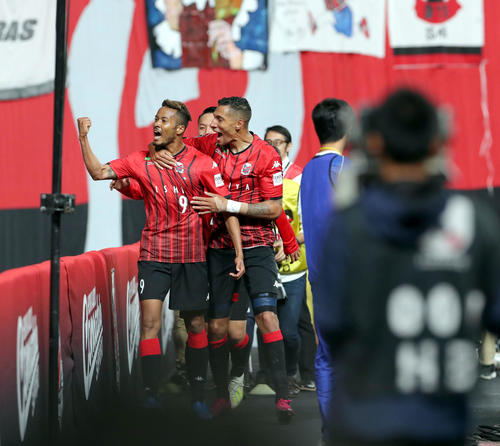 札幌対G大阪　後半、決勝ゴールを決めガッツポーズをする札幌FW鈴木（左）（撮影・佐藤翔太）
