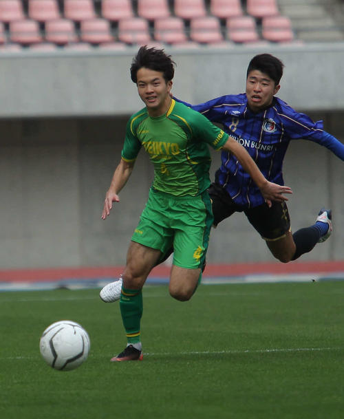 相手を振り切ってボールを持ち上がる帝京長岡のDF吉田（11日＝県大会決勝、日本文理戦）