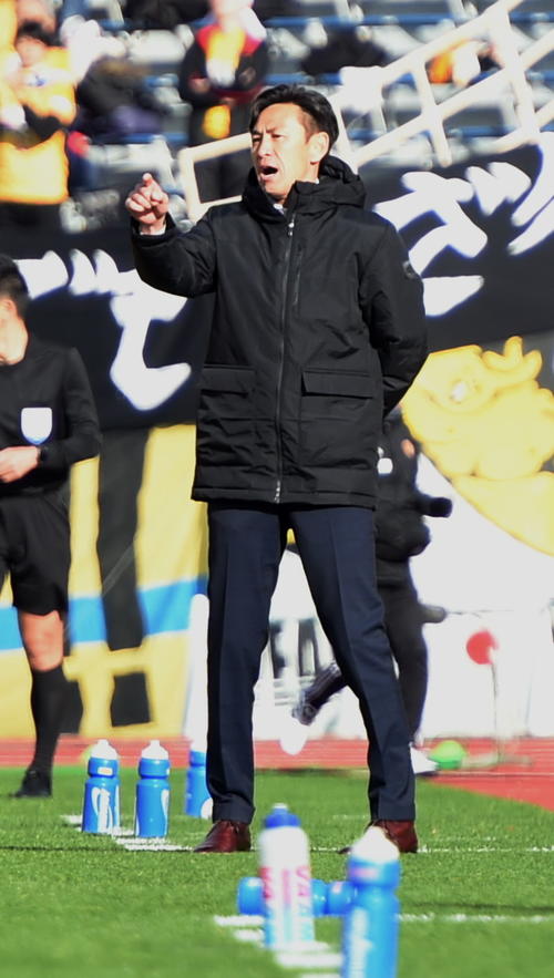 広島対仙台　指示を送る仙台渡辺監督（撮影・山田愛斗）