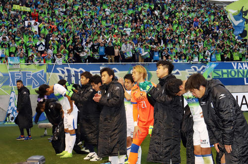 松本対湘南　試合後、プレーオフに回ることが決まった湘南の選手たちはサポーターの声援を背に引き揚げる（撮影・垰建太）