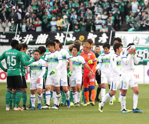松本対湘南　同点で試合終了となり肩を落とす湘南の選手たち（撮影・垰建太）