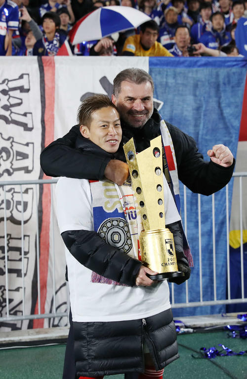 横浜対東京　J1リーグを制した横浜FW仲川（左）はポステコグルー監督と笑顔で記念撮影に納まる（撮影・河野匠）