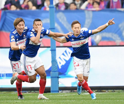 横浜対東京　前半、ゴールを決めて歓喜する横浜FWエリキ（中央）とFW仲川（右）。左はDF松原（撮影・横山健太）