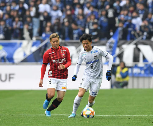 浦和対G大阪　後半、ドリブルで駆け上がるG大阪MF小野瀬。左は浦和MF山中（撮影・山崎安昭）