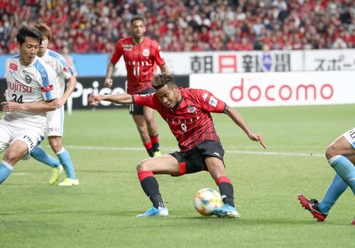 札幌対川崎F　後半、シュートを放つ札幌MF鈴木（撮影・黒川智章）