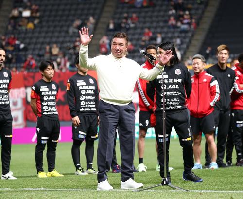 札幌対川崎F　試合後、セレモニーでサポーターにあいさつする札幌のペトロビッチ監督（撮影・黒川智章）