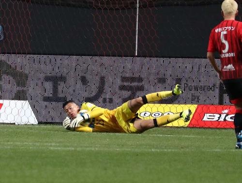 札幌対川崎F　後半、シュートを阻む札幌GKク（撮影・黒川智章）