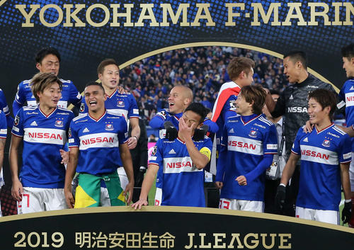 横浜対東京　J1リーグを制した横浜MF喜田（中央）は優勝セレモニーを前に目頭を押さえる（撮影・河野匠）
