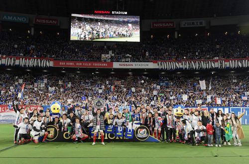 MF喜田がシャーレを掲げ、15年ぶりの優勝をサポーターと一緒に喜ぶ横浜イレブン（撮影・横山健太）