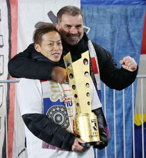 横浜FW仲川（左）はポステコグルー監督と笑顔で記念撮影（撮影・河野匠）