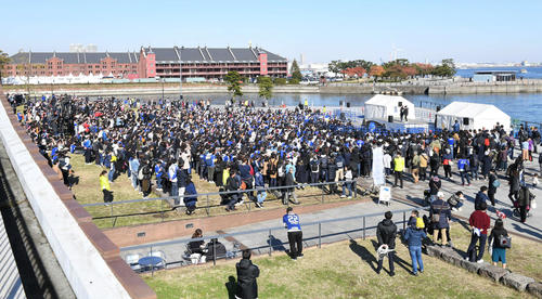 赤レンガ倉庫に隣接する公園で行われた横浜の優勝報告会に約3000人のサポーターが集まった（撮影・山崎安昭）