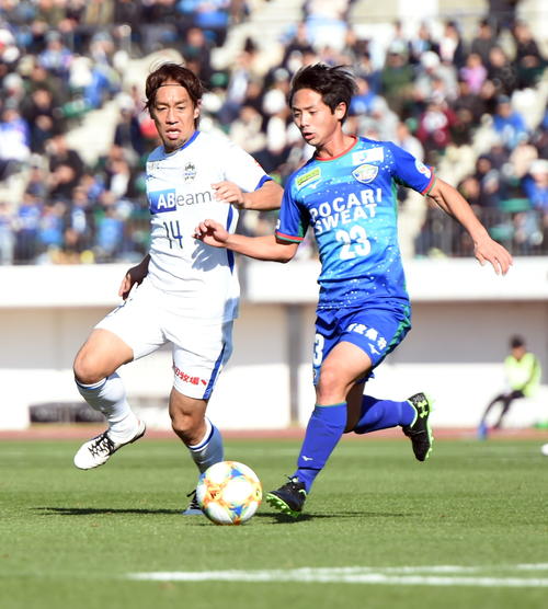 徳島対山形　競り合う山形MF本田（左）（撮影・山田愛斗）