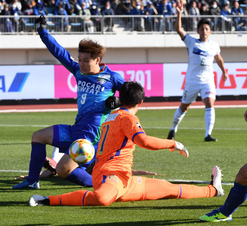 徳島対山形　前半、徳島FW河田（左）は惜しくもゴールならず。右は山形GK櫛引（撮影・前岡正明）