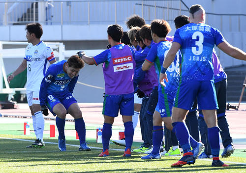 徳島対山形　後半、先制ゴールを決めた徳島FW河田（左）はベンチ前で祝福を受ける（撮影・前岡正明）