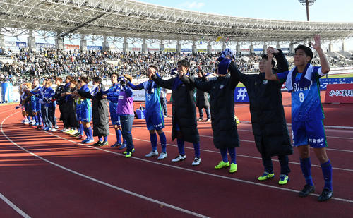 徳島対山形　山形に勝利、J1昇格に王手をかけサポーターにあいさつする徳島イレブン（撮影・前岡正明）