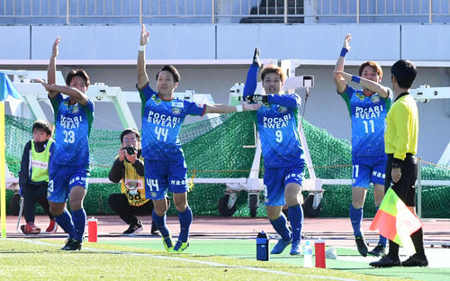 徳島対山形　後半、先制ゴールを決めた徳島FW河田（右から2人目）は、MF鈴木（左）、FW島屋（左から）、FW野村（右）とパフォーマンス（撮影・前岡正明）