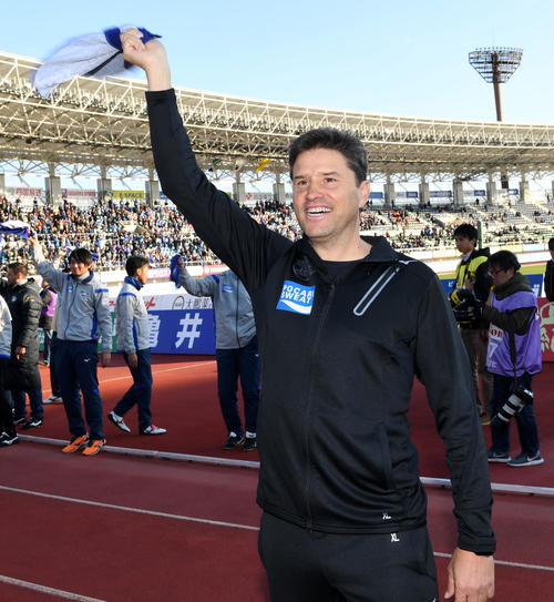 徳島対山形　山形に勝利、J1昇格に王手をかけサポーターにあいさつする徳島ロドリゲス監督（撮影・前岡正明）