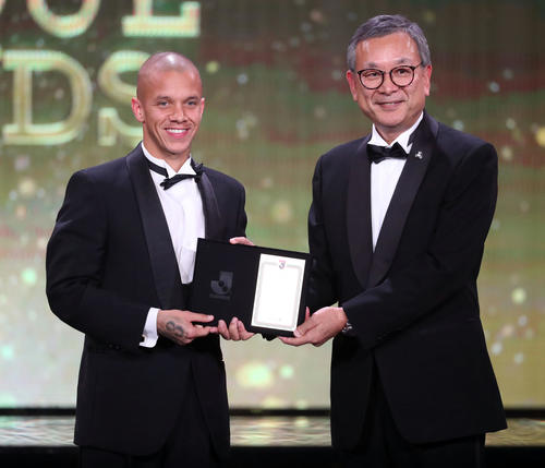 Jリーグアウォーズで得点王となった横浜FWマルコス・ジュニオール（左）は表彰楯を手に村井チェアマンと笑顔で写真に納まる（撮影・垰建太）