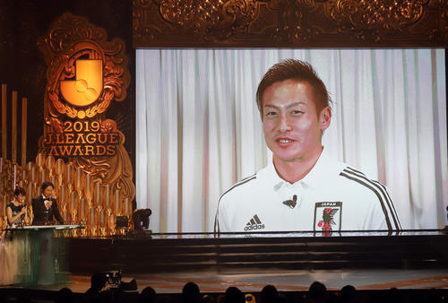 Jリーグアウォーズ表彰式に遠征先の韓国から中継でメッセージを送る横浜FW仲川（撮影・垰建太）
