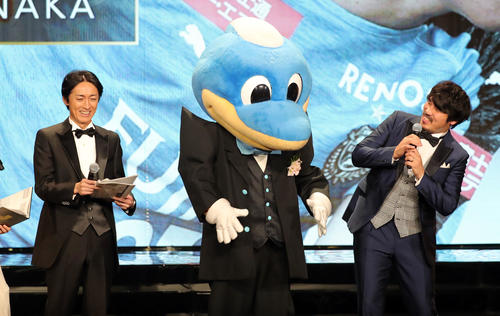 Jリーグアウォーズ「ベストヤングプレーヤー賞」を受賞した川崎F・MF田中の代理で登壇するクラブマスコットのふろん太くん（中央）（撮影・垰建太）