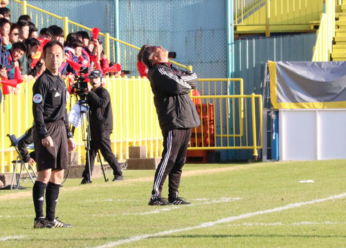 大敗して天を仰ぐ、流通経大柏の本田裕一郎監督