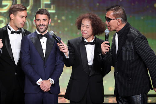 Jリーグアウォーズ「最優秀ゴール賞」に選出された神戸FWビジャ（左から2人目）は蝶野正洋（右）の言葉に笑顔を見せる（撮影・垰建太）